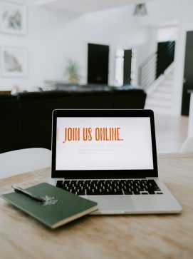 Photo by Samantha Borges macbook pro on brown wooden table